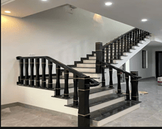 Cầu thang con tiện đen chỉ vàng