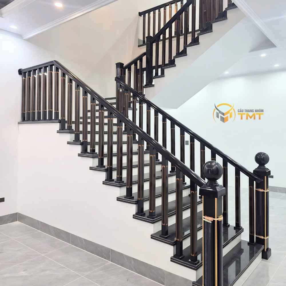 vuông đen chỉ vàng